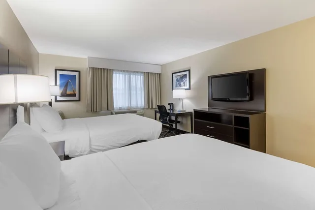 غرفة قياسية بسريرين كوين يُسمح فيها بالحيوانات الأليفة، Best Western St. Louis Inn 2/3