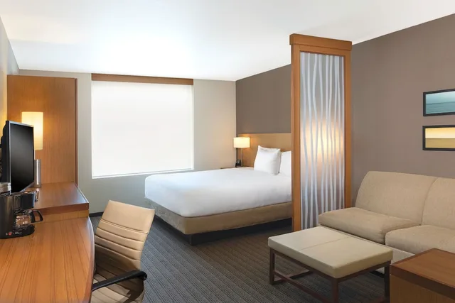 غرفة ديلوكس بسرير كينج بإطلالة على المدينة، Hyatt Place Ciudad Del Carmen 2/3