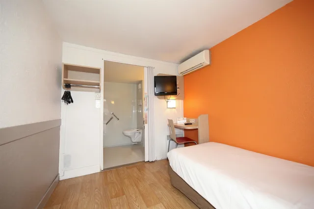 Standard, 1 Double and 1 Single Bed, Premiere Classe Toulouse Ouest - Blagnac Aeroport 3/8