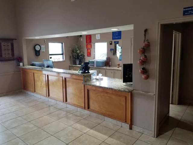 غرفة بسرير كينج للمدخنين، Palace Inn Hankamer 2/2