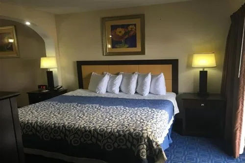 غرفة بسرير كينج لذوي الإعاقة، Days Inn & Suites by Wyndham Tampa near Ybor City 1/2