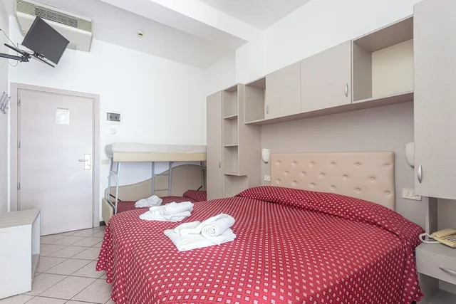 غرفة رباعية بسرير مزدوج وسرير بطابقين، Hotel Blumen 1/4