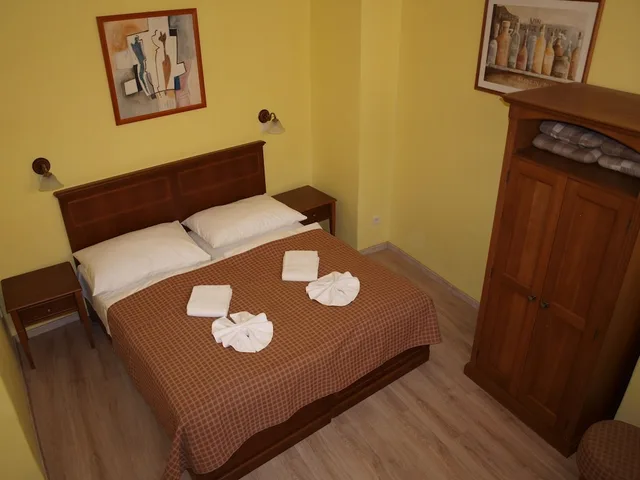 غرفة قياسية ثلاثية بغرفة نوم واحدة، King George Hotel 2/4