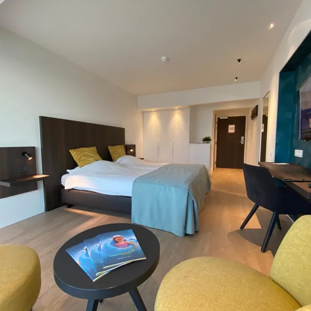 Room, Twin Beds, Lateral Side Sea View، Vayamundo Oostende 1/10