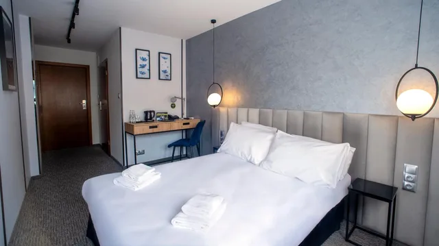 FBENR Double Bedroom، B&B HOTEL Piotrkow Trybunalski 3/8