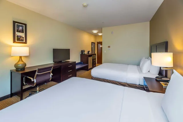 Room, 2 Queen Beds, Comfort Inn & Suites Terrace 2/4
