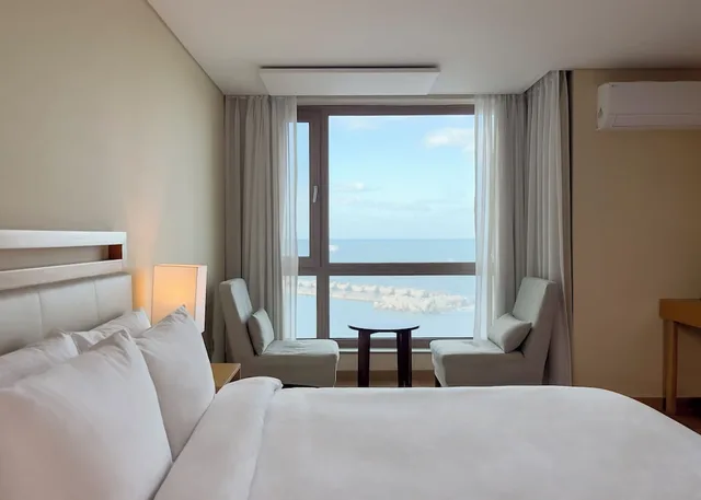 غرفة قياسية بسرير مزدوج بإطلالة على البحر، Ocean Suites Hotel Jeju 1/3