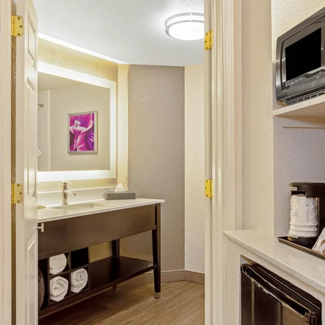 غرفة بسرير كينج بحوض استحمام لذوي الإعاقة، La Quinta Inn Suites Panama City 8/8