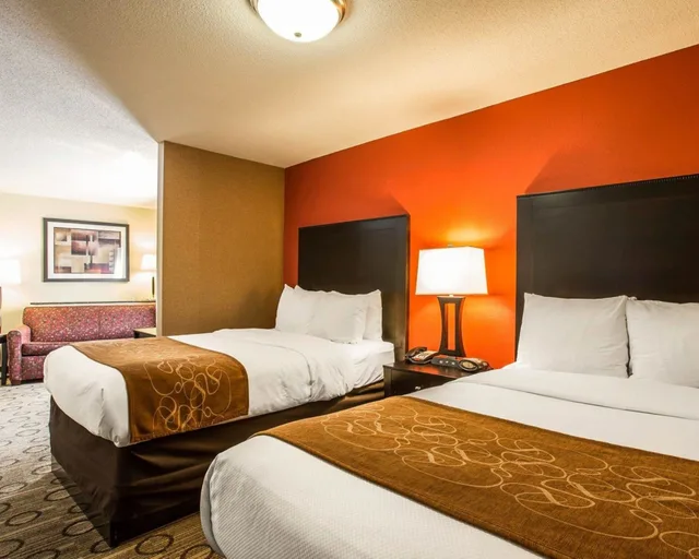 جناح بسريرين مزدوجين مع أريكة، Comfort Suites At WestGate Mall 3/6