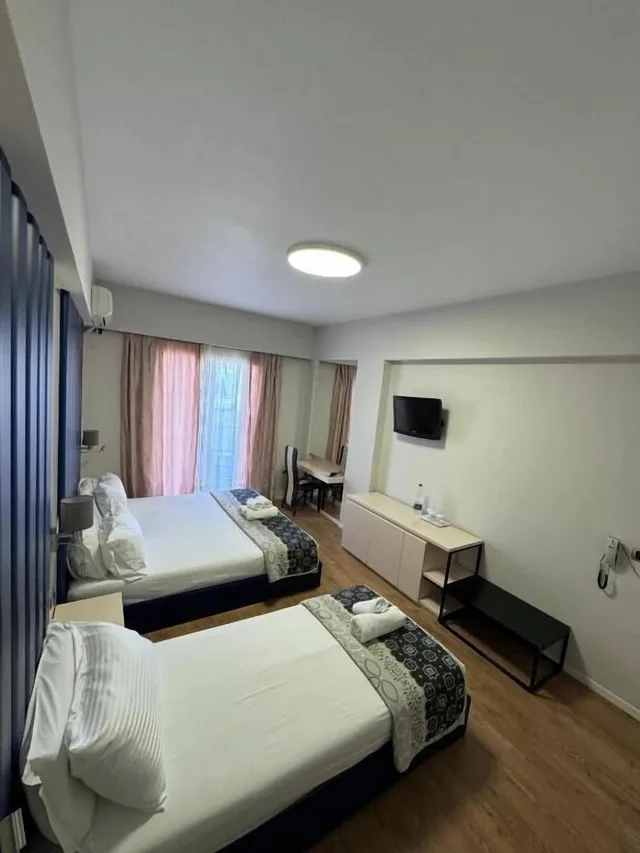 غرفة ثلاثية بسرير كوين وسرير فردي بشرفة، Blue Sky Hotel 2/10