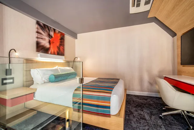 جناح تنفيذي، Century Park Hotel 1/2