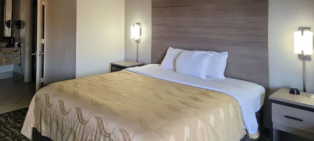 جناح ديلوكس بسرير كينج بجاكوزي للمدخنين، Motel6 Jackson, MS - Southwest 3/9