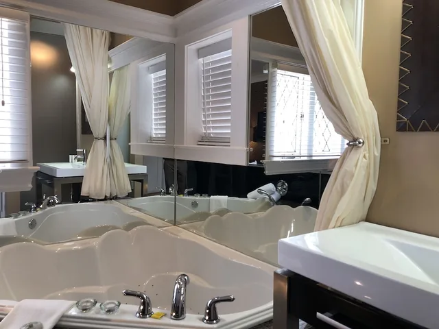 جناح بسرير كوين، Leaside Manor By The Leaside Group 5/5
