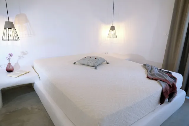 جناح غراند بسرير كينج وسريرين منفصلين بإطلالة على البحر بغرفة نوم واحدة، Irida Luxury Apartments 1/6
