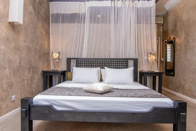 جناح بغرفتي نوم، Lawford S Hotel 2/10
