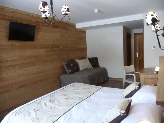 غرفة رباعية بسرير كينج وسريرين منفصلين، Chalet-Hotel Le Beausoleil, The Originals Relais (Hotels-Chalets de Tradition) 3/4