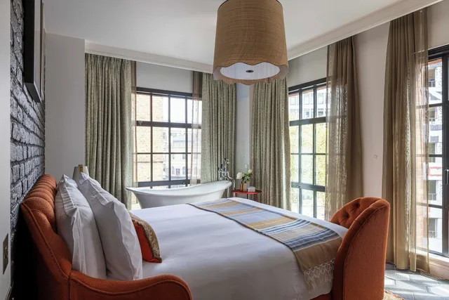 جناح ديلوكس بسرير كينج بغرفة نوم واحدة مع أريكة، Virgin Hotels London-Shoreditch 1/5