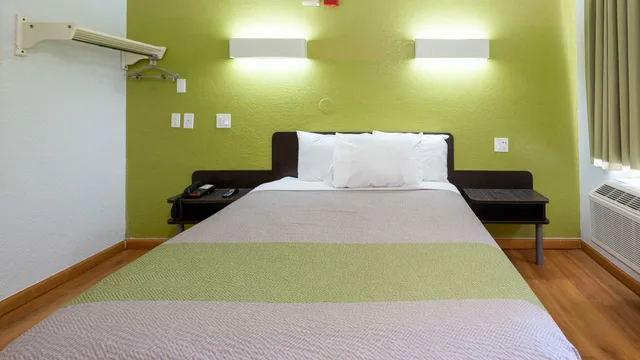 1 Queen Bed - Smoking, Micfridge، Motel6 Camp Springs, DC - South Camp Springs 6/7
