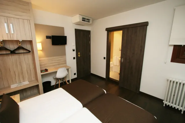 Interior, Double Bed, No Window، HOTEL PYRENEES 1/3
