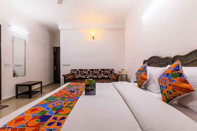 غرفة بريميوم بسرير كوين، FabExpress Hemkunt Mansion 6/8