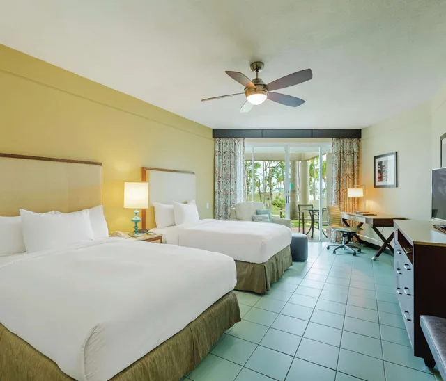 غرفة بسريرين مزدوجين بإطلالة على المسبح بشرفة، Hilton Ponce Golf & Casino Resort 1/3