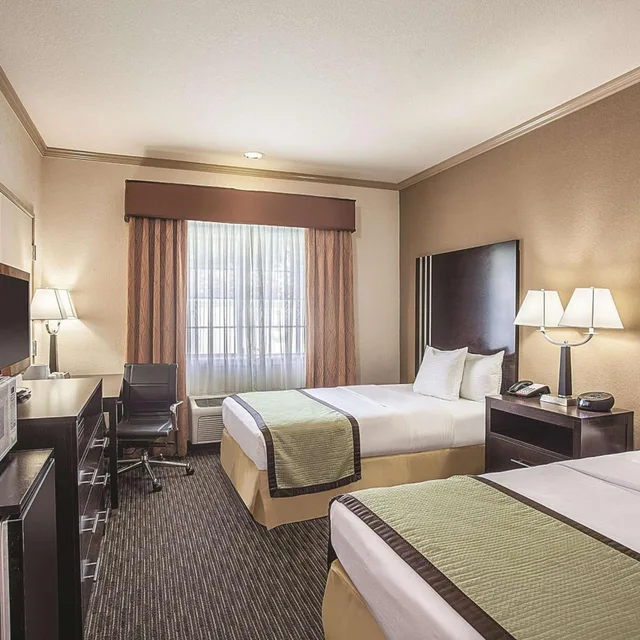 غرفة بسرير مزدوج بإطلالة على المسبح لذوي الإعاقة، La Quinta Inn & Suites by Wyndham Davis 2/2