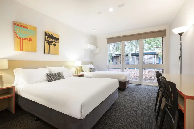 غرفة قياسية بسرير كوين وسرير فردي مع سرير إضافي، Burvale Hotel 2/3