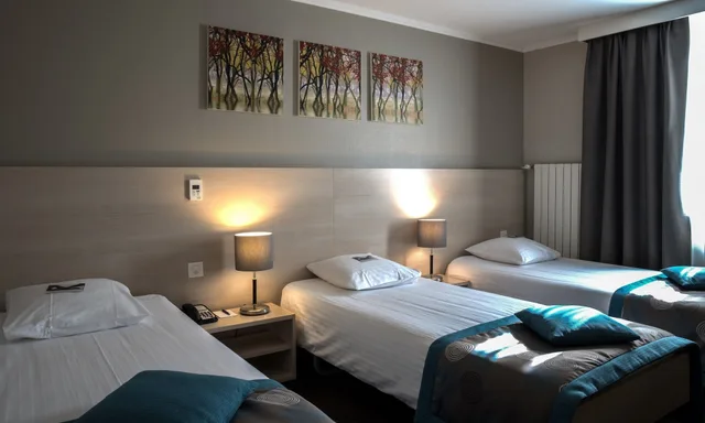 غرفة قياسية ثلاثية بسريرين منفصلين مع أريكة، Everness Hotel and Resort 1/10