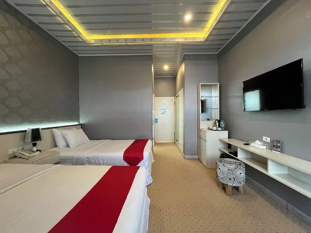 غرفة ديلوكس بسريرين منفصلين، Grand Tamaro Hotel Parapat 1/8