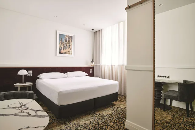King Bed, with View, Corner, Rendezvous Hotel Melbourne 1/5