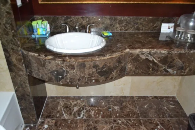 غرفة رباعية بسرير كينج وسريرين كوين، Radisson Hotel Toronto Airport West 2/2