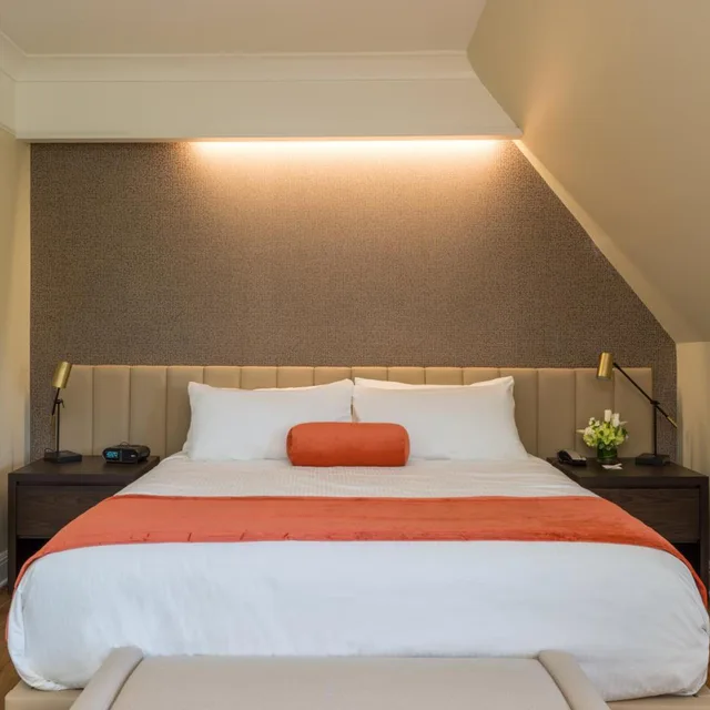 غرفة بسرير كينج بإطلالة على البحيرة، The Abbey Inn & Spa 2/6