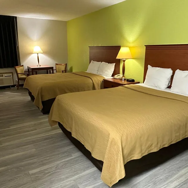 غرفة بسريرين كوين وسرير كوين، Baymont by Wyndham Omaha SW 2/6