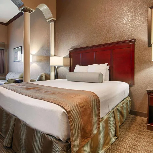 جناح خارجي بسرير كينج مع أريكة، Best Western Plus Main Street Inn 2/3