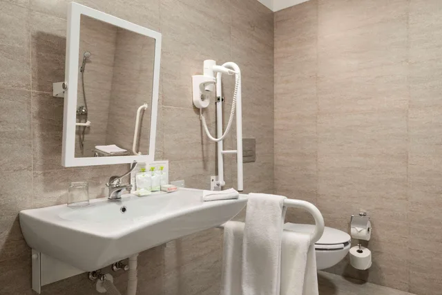 Room, Queen Bed, Ramada Plaza by Wyndham Craiova 4/5