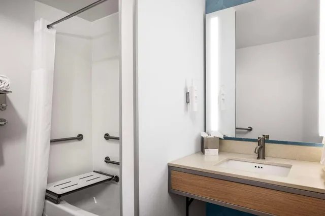 جناح ديلوكس بسرير كينج بغرفة نوم واحدة مع أريكة لذوي الإعاقة، Hilton Garden Inn West Palm Beach Airport 3/6