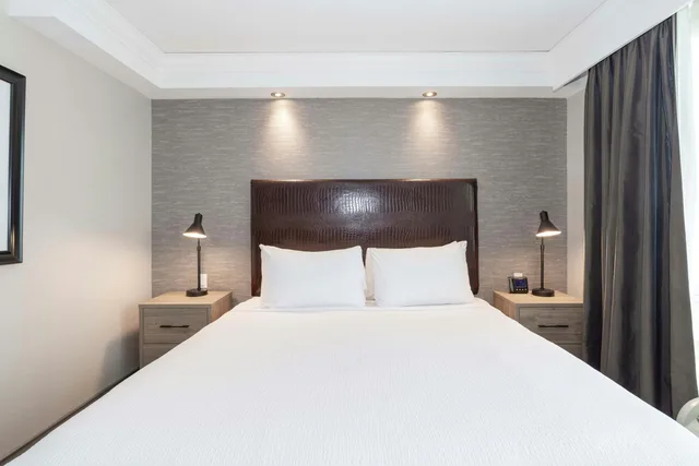 جناح قياسي بسرير كينج بمطبخ صغير، Sandman Signature Toronto Airport Hotel 1/5