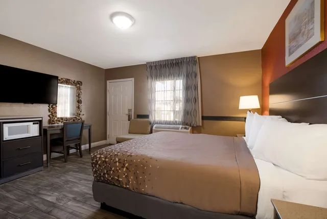 غرفة بسرير كينج، Rodeway Inn Near Coachella 1/4