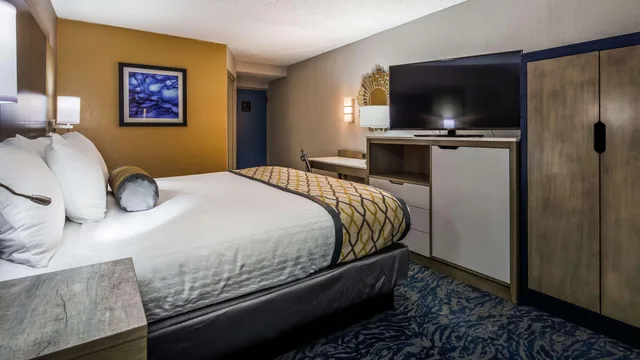 غرفة بسرير كينج لذوي الإعاقة، Best Western Plus Bloomington East Hotel 1/3