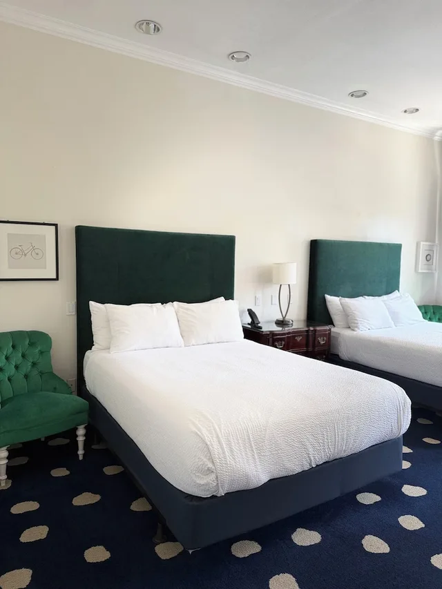 غرفة بسريرين كوين، The Sterling Hotel 1/10