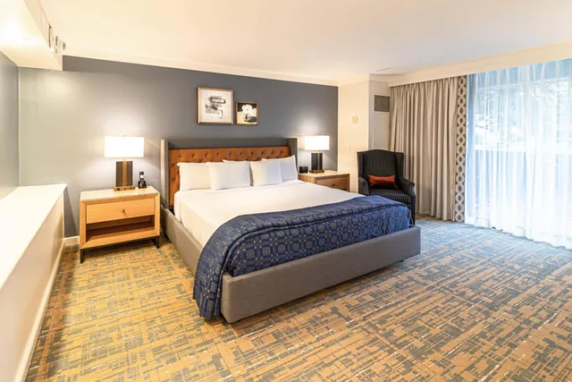 غرفة بريميوم بسرير كينج بشرفة، Williamsburg Lodge 2/6