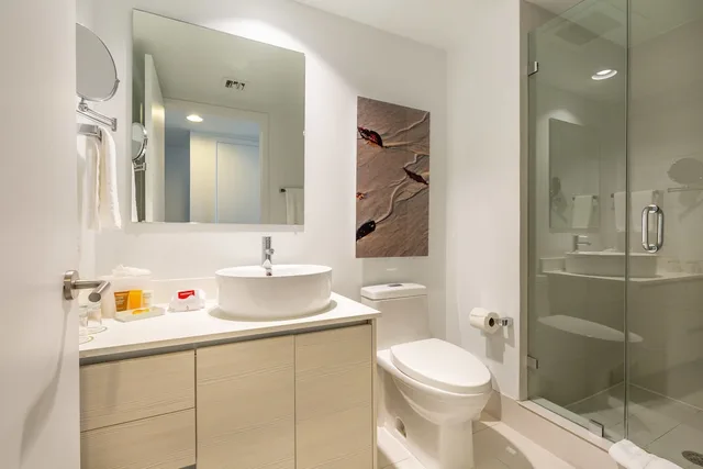 2 Bedrooms, Condo, Luxury, 1 King and 2 Double Beds, Bay View, Sofa, Kitchen، Private Ocean Luxury Condos at Beachwalk 8/8