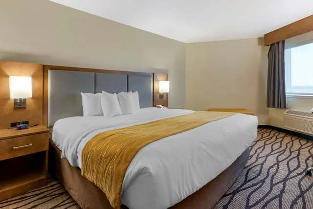 Suite, King Bed, Comfort Inn and Suites Market Airport 1/3
