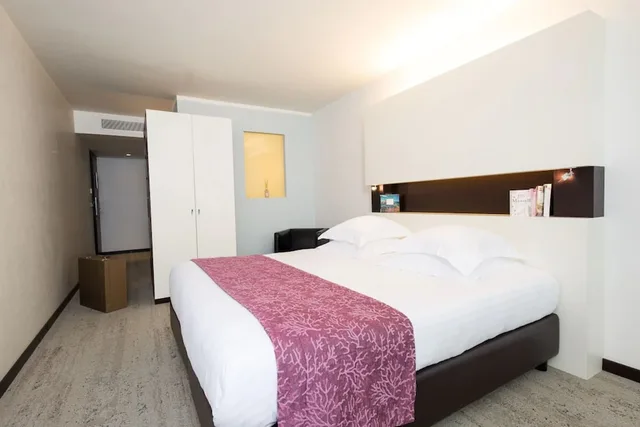 Superior, Twin Beds, Street View، Royal Antibes - Luxury Hotel, Residence, Beach & SPA 2/3