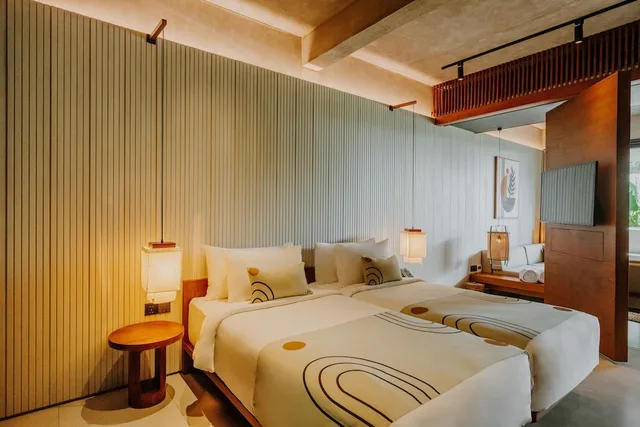 Premier Pool Suite Plus Twin، The Komu 1/2