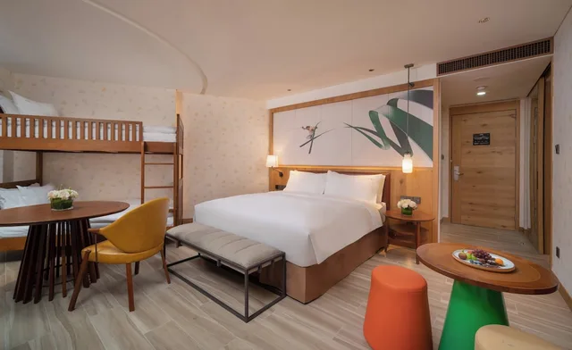 غرفة بريميوم عائلية بسرير كينج وسرير بطابقين، Holiday Inn Jilin Beidahu 2/3