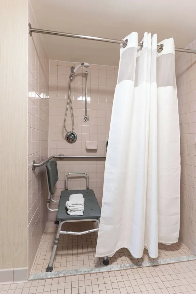 جناح بسريرين كوين بغرفتي نوم مع أريكة لذوي الإعاقة، Sonesta ES Suites San Antonio Downtown Alamo Plaza 5/6