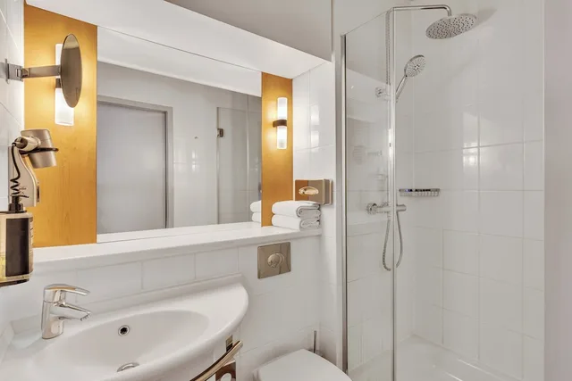 Comfort, Queen Bed, Leonardo Hotel Hannover Medical Park 5/6
