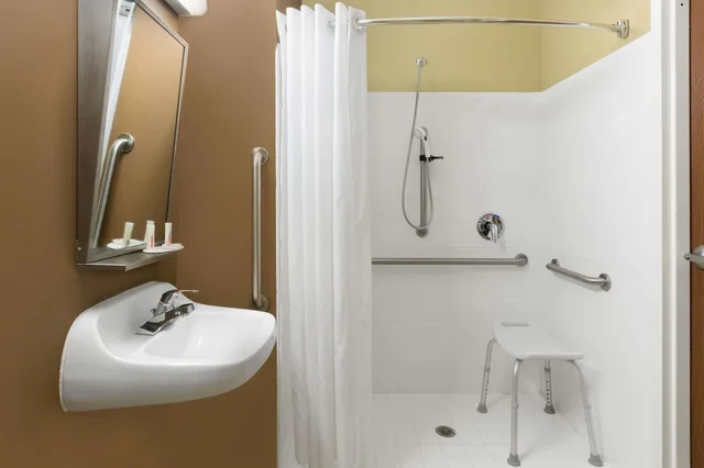 غرفة قياسية بسريرين كوين لذوي الإعاقة، Microtel Inn & Suites By Wyndham Ozark 3/3