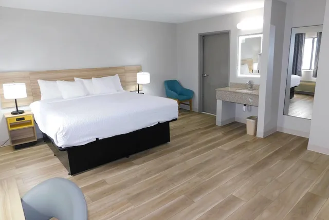 غرفة بسرير كينج لذوي الإعاقة، Days Inn by Wyndham Effingham 1/9